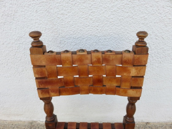 Sedia spagnola in legno massello di quercia e spesse cinghie di cuoio color cognac, anni '30-'40. (photo 4 of 11)
