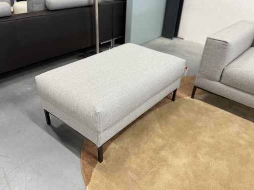 Design on stock Aikon Voetenbank grijs stof 