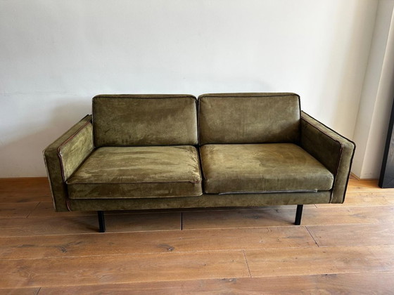 Sofá verde de 2,5 plazas con diseño industrial. – Sofás (Couches), Textile (photo 3 of 6)