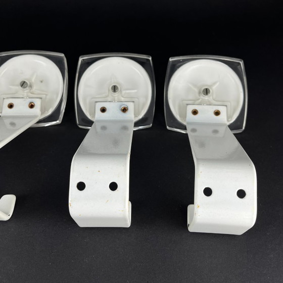 Set of 4 vintage wall hooks – Space Age design, white metal & transparent acrylic – Coat racks, Plexiglass (photo 11 of 17)