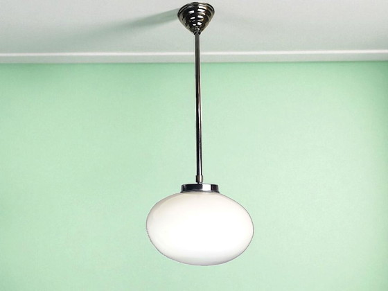 Image 1 of Ovale Art Deco Hängelampe aus weißem Opalglas