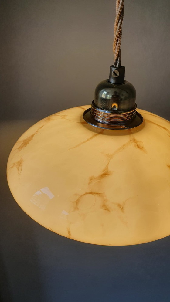 Lampada a sospensione vintage in vetro opalino stile Art Déco. Design Mid Century degli anni '30/'40. (photo 9 of 16)