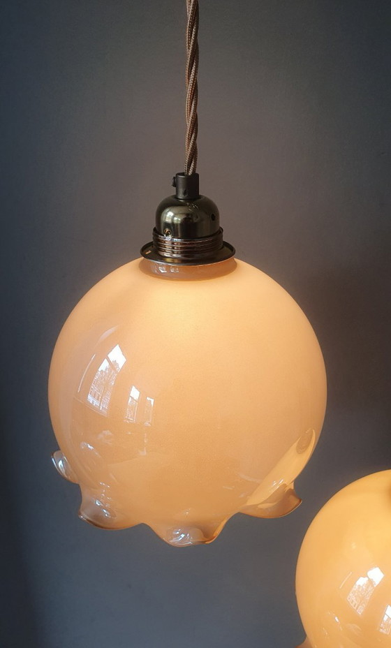 Image 1 of Ensemble vintage de lampes suspendues en opaline en forme de gobelet avec un éclat nacré.