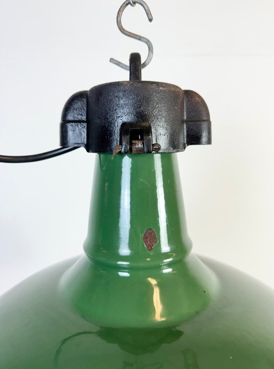 Image 1 of Industriële groene emaille fabriekshanglamp, jaren 60