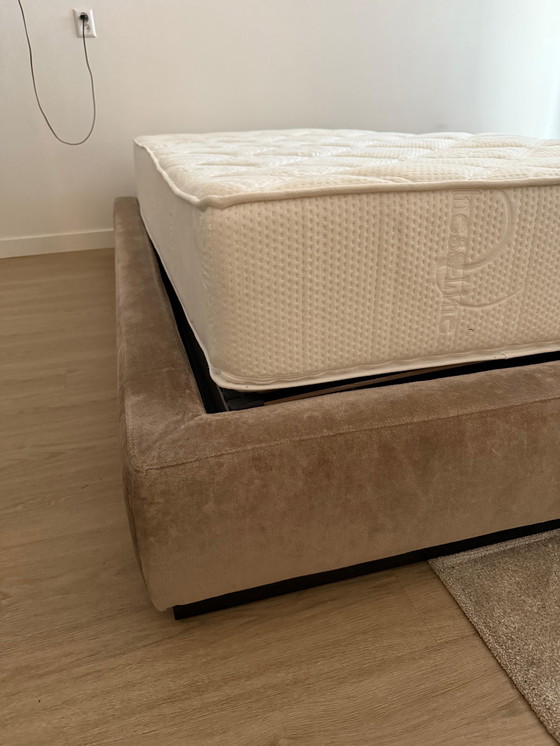 Image 1 of Exklusives Fendi-Bett