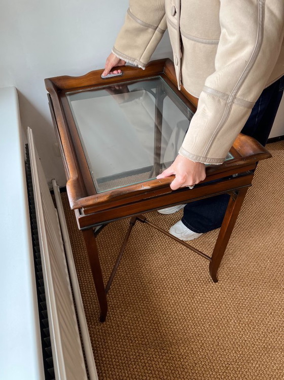 Image 1 of Antieke bijzettafel met afneembaar glazen dienblad
