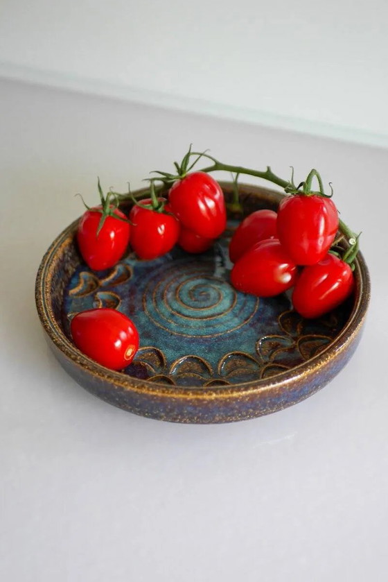 Image 1 of Plato de cerámica de estilo modernista, obra de Michael Andersen, Dinamarca, década de 1960.