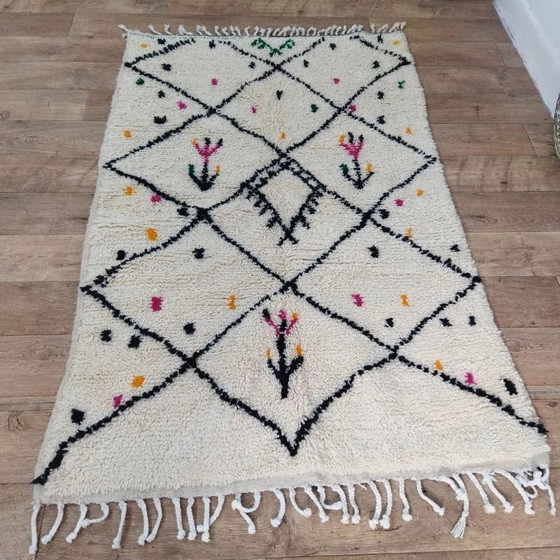 Image 1 of Handgefertigter, einzigartiger, authentischer marokkanischer Teppich – Naturwolle, Boho-Stil, handgewebt (172 × 110 cm)