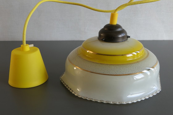 Image 1 of Schitterend Geel Gedecoreerd Glazen Hanglampje Met Authentieke Bakelieten Fitting