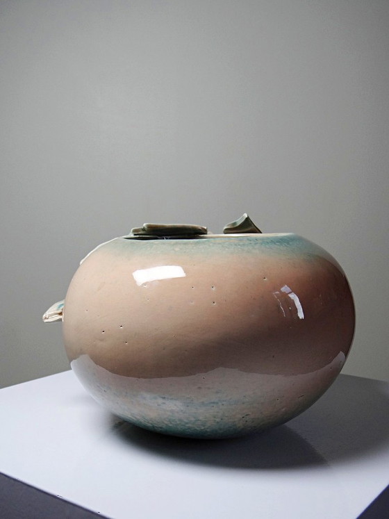 Image 1 of Vaso rotondo con decorazione floreale in rilievo, in ceramica artigianale, firmato Dina vintage.