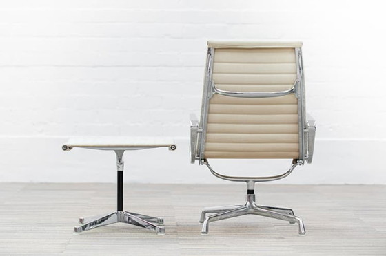 Image 1 of Conjunto de salón Herman Miller Ea116 + Reposapiés