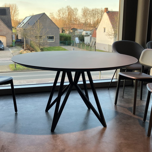 Studio Henk Butterfly dining table - Ø140