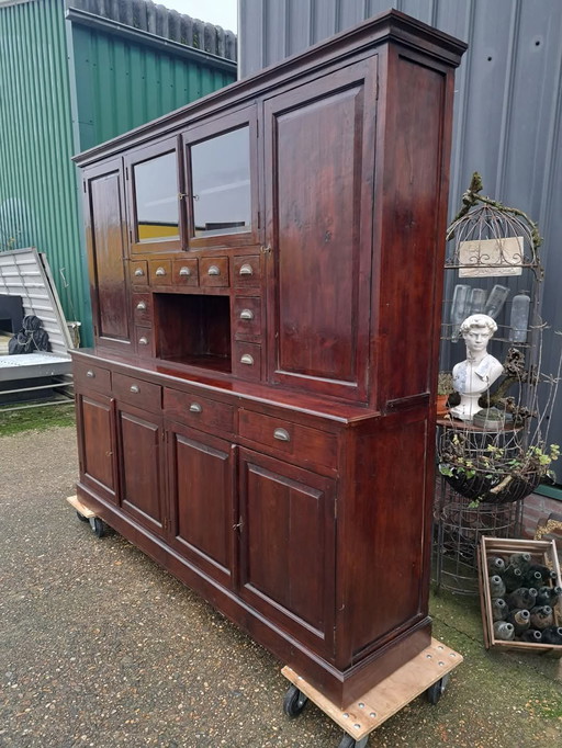 Koloniaal teakhouten vitrinekast, apothekerskast, winkelkast, ladekast afm. 246x52/35cm en 220cm hoog.
