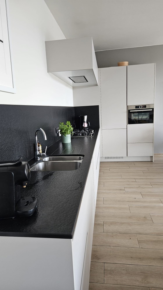 Image 1 of Voll ausgestattete, elegante, grifflose DEAPLUS-Küche mit Granitarbeitsplatte
