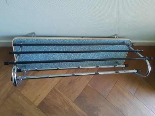 Wunderschöne, zweireihige Wandgarderobe im Retro-Stil der 50er Jahre mit Rohrrahmen und Hutablage, Bauhaus-Stil, blau mit Chrom