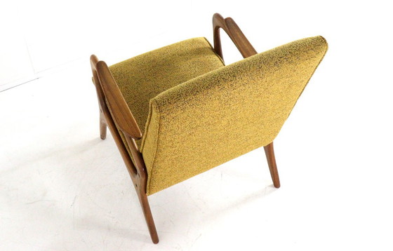 Image 1 of Fauteuil vintage jaune capitonné