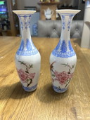 Deux vases en porcelaine coquille d'œuf, fabriqués en Chine, période 1950-1980, hauteur des vases 20 cm