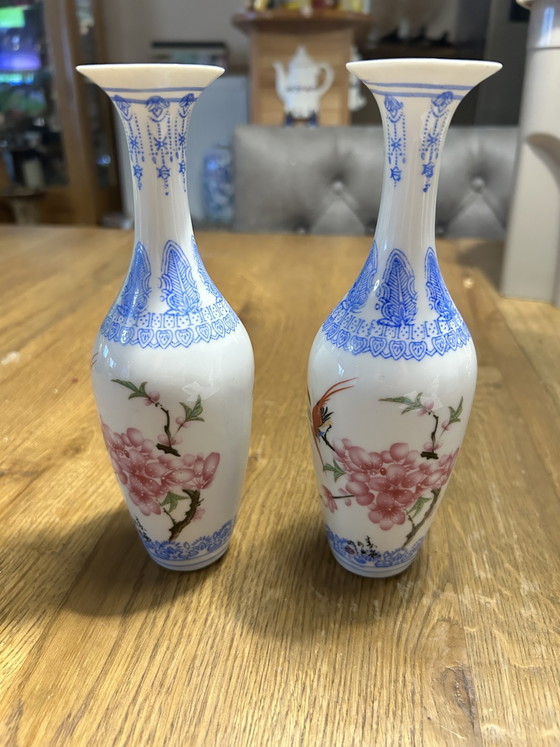 Image 1 of Twee eggshell porseleinen vaasjes , gemaakt in China periode 1950-1980 hoogte vaasjes 20cm
