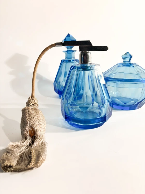 Ensemble de toilette en verre bleu clair des années 1950 – Objets déco, Glass (photo 5 of 9)