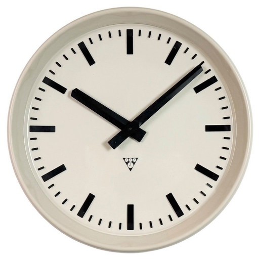 Grande orologio da parete industriale in bachelite della Pragotron, anni '60.