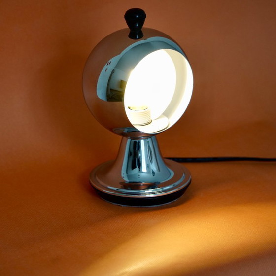 Image 1 of Chromen bolvormige "Eclipse" tafellamp – geïnspireerd op het iconische Space Age-design uit de jaren 60.