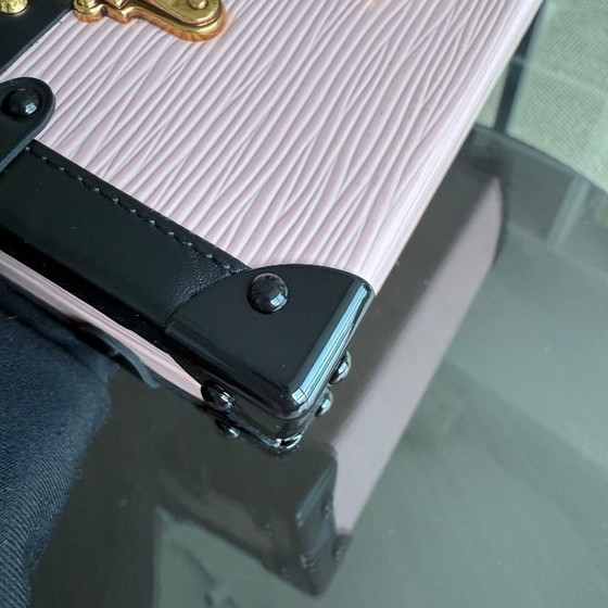 Image 1 of LOUIS VUITTON PETITE MALLE - SAC BANDOULIÈRE EPI ROSE CLAIR AVEC FERMOIRS DORÉS