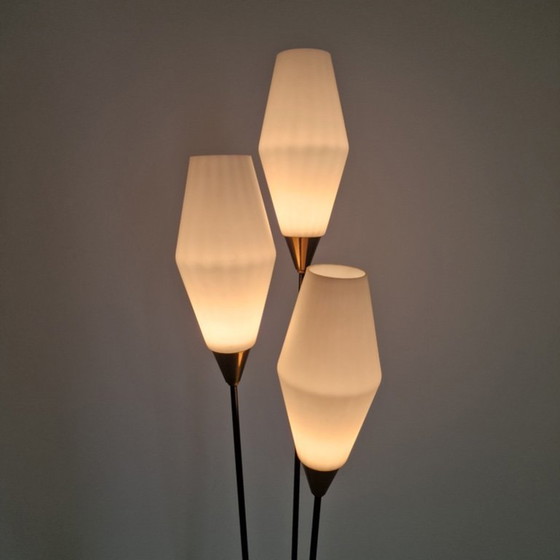 Image 1 of Lampadaire trépied en verre opalin et laiton, Italie, années 1950
