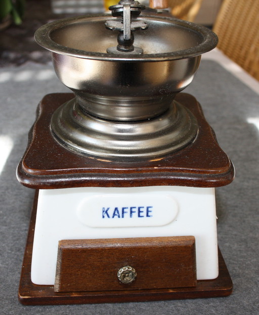 Kaffemühle Alt Mit Porzellan