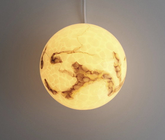 Image 1 of Plafonnier Art Déco exceptionnel en verre marbré, modèle sphérique Art Déco, taille moyenne