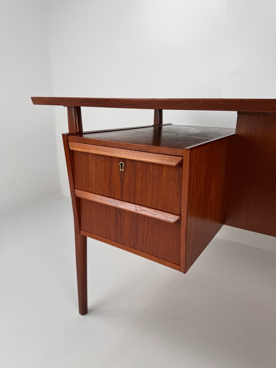 Image 1 of Dänischer Chefschreibtisch aus Teakholz – Eleganter Arbeitsplatz im Stil der Mitte des 20. Jahrhunderts