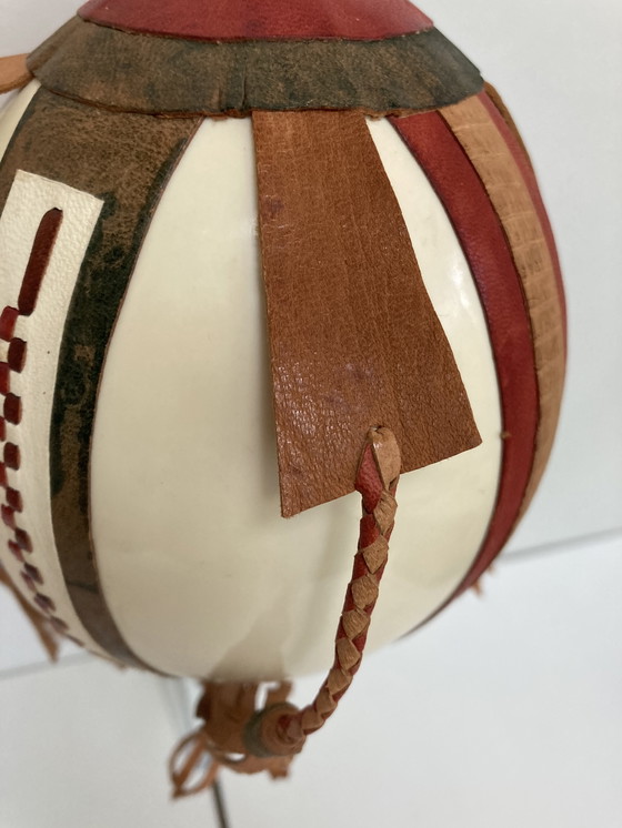 Image 1 of Antico uovo di struzzo rivestito in pelle, gabinetto delle curiosità degli anni '60