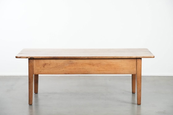Image 1 of Antieke Franse salontafel gemaakt van vruchtenbomenhout uitgevoerd met twee lades