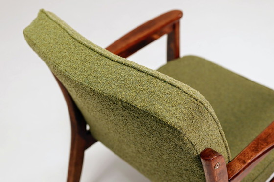 Image 1 of Retro Loungestoel Groene Boucle Bekleding, Ergonomische vorm, Vintage Stijl, Donker Noten Kleur Hout