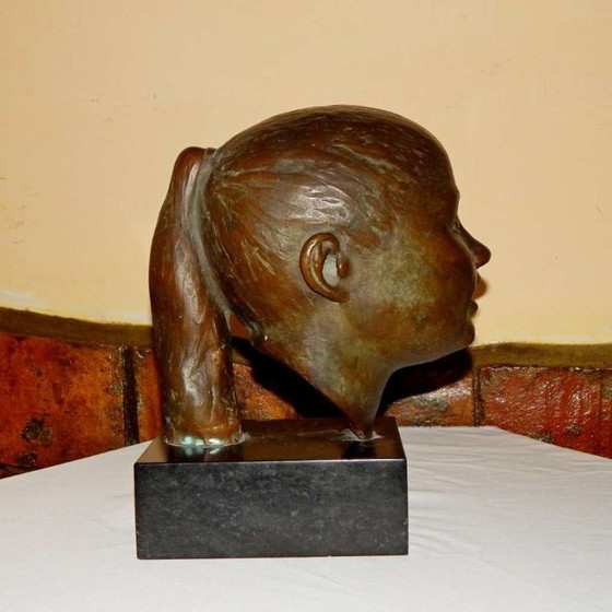 Image 1 of Elegante escultura de bronce: busto de una niña sobre una base de mármol macizo.