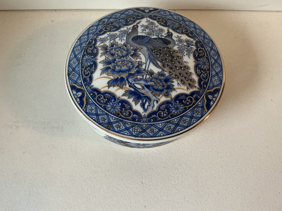 Image 1 of Ronde Japanse porseleinen doos, blauw en wit, met pauwenmotief - Gemaakt in Japan