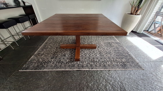 Image 1 of Table de salle à manger carrée en bois de noyer