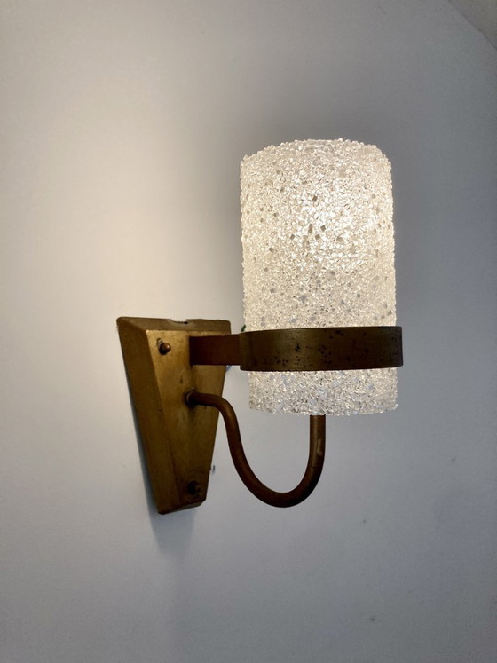 Image 1 of Drei Wandleuchten aus vergoldetem Metall und Plexiglas mit Eis-Effekt, 1960er-70er Jahre