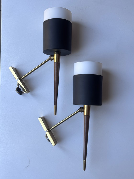 Image 1 of Paar Arlus Wandleuchten - Französisches Vintage-Design 1950er Jahre - Schwarzes Metall, Opalglas, Holz Und Messing