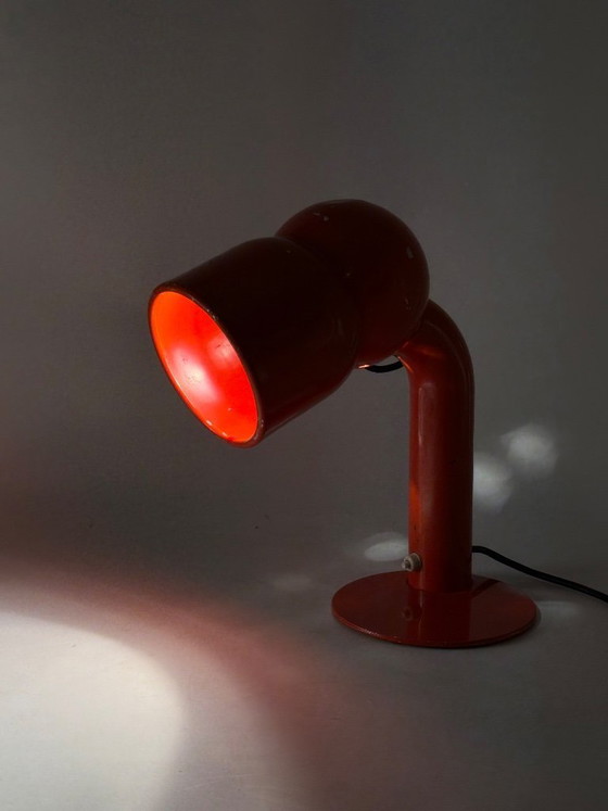 Image 1 of Elio Martinelli, modelo 2135. Lámpara de mesa/escritorio Robot roja, Martinelli Luce, Italia, 1960.