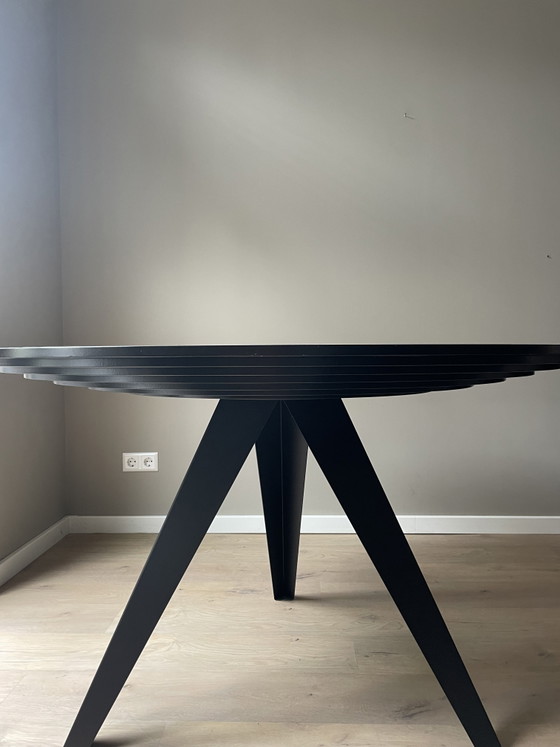 Odesi Bauchtisch rund 130 cm schwarz/weiß – Esstische, Metal, Wood (photo 3 of 7)