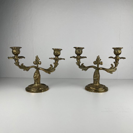 Paire de chandeliers à deux bras en laiton doré - style Louis XV rococo, début du 20e siècle.