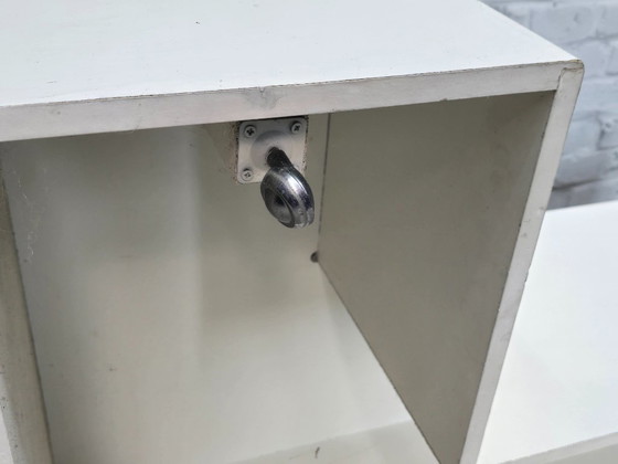 Image 1 of Tavolino laterale a forma di L con rotelle, design italiano di metà secolo, stile Space Age, Italia, anni '80