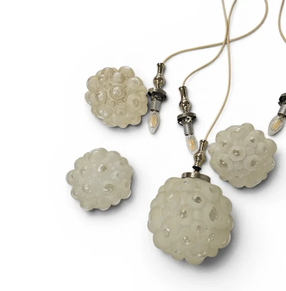 Suspension cascade 4 boules avec abat-jour en 'verre bulle' – Glass (photo 8 of 8)