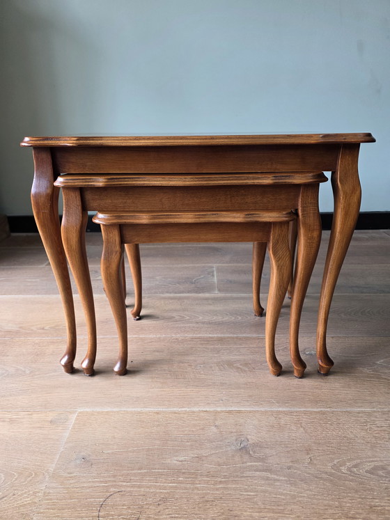 Image 1 of Elegante, antike Satztische mit Maserfurnier