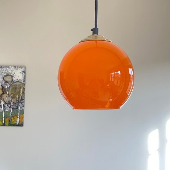 Image 1 of Lampada a sospensione vintage a globo in vetro opalino arancione