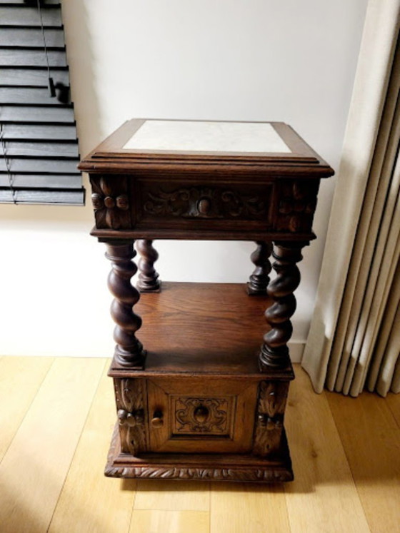 Image 1 of Mesita de noche antigua – Estilo neorrenacentista Luis XIII – Roble y mármol – Siglo XIX