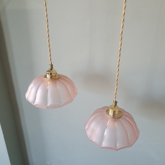 Image 1 of Ensemble de 2 suspensions vintage en verre opalin rose pastel, élégantes en forme de rosace.