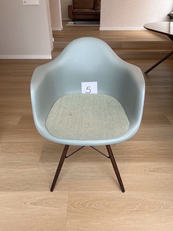 Image 1 of 6 sillas Vitra Eames DAW con cojines de asiento fijos