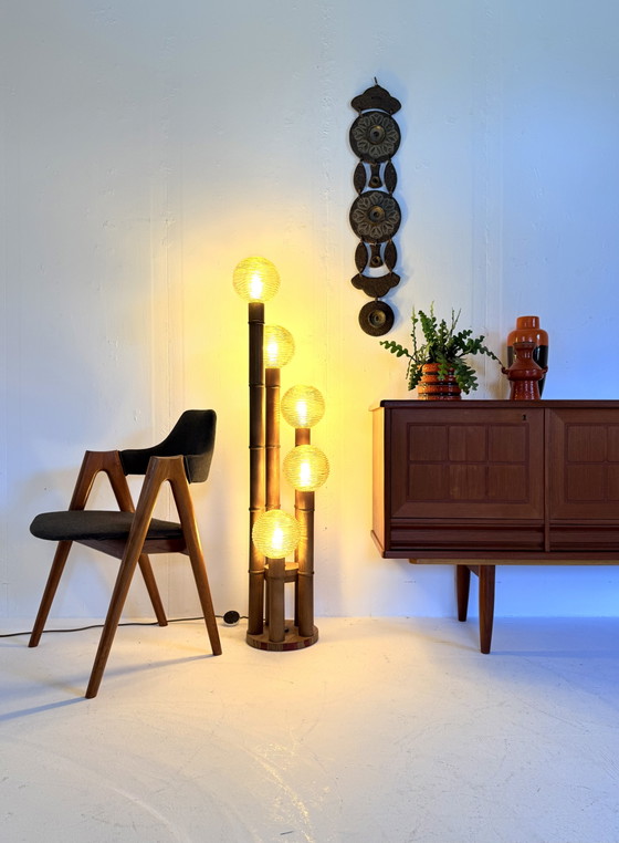 Image 1 of Brutalistische vloerlamp, bamboe & glas ‘80