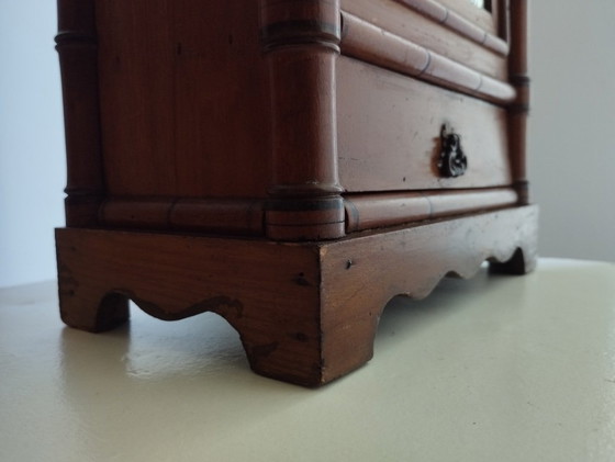 Image 1 of Ancienne armoire de poupée Art Nouveau - Armoire à pharmacie faux bambou 1900